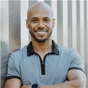 Soy Americano/Brasileño y entrenador personal. Puedo hacer clases en Inglés o Portugués. Quiero dar clases de conversación.